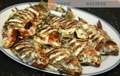 Crucians in sour cream are merchants from the past. Recipes of carp in sour cream: fried, baked and in pots