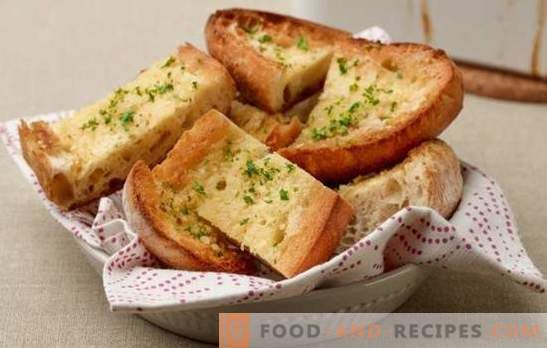 White bread croutons - for breakfast or for dessert. Recipes toast of white bread in Spanish and Welsh, with cheese, scrambled eggs, bananas