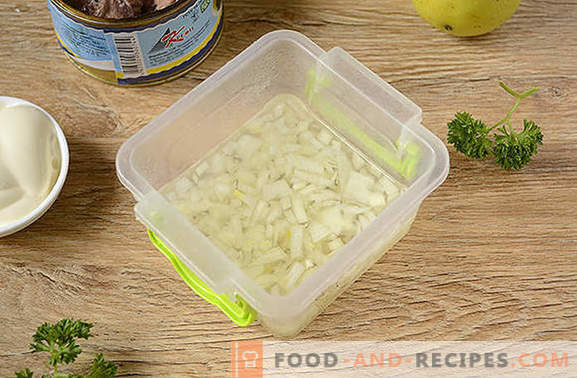Canned fish entree with vegetables and apple: quick snack. Step-by-step photo-recipe of the original salad with canned fish