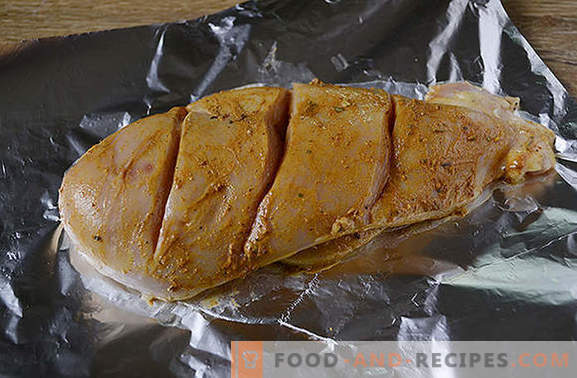 Chicken fillet in foil in a slow cooker: high-protein and low-calorie dish. Diversify diet - bake the breast in foil in a slow cooker!
