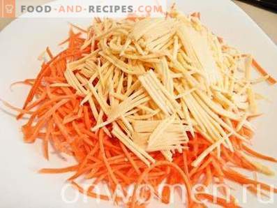 Salad with crackers, carrots, cheese and garlic