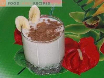Cottage cheese smoothie with banana and honey