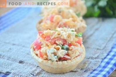 Tartlets with cheese, tomatoes and eggs