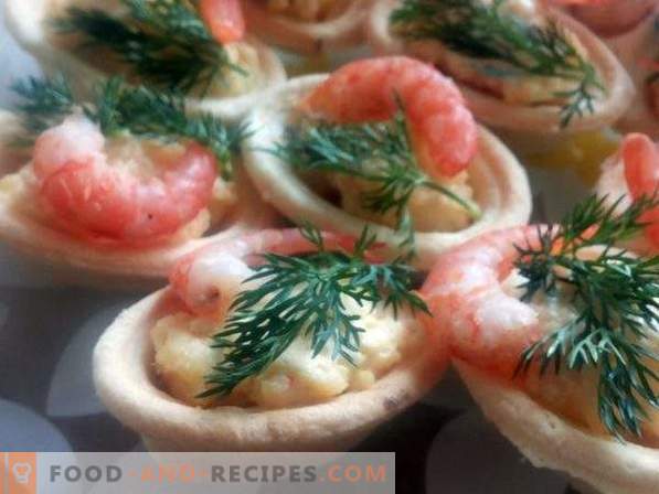 Tartlets with shrimps, crab sticks and cheese