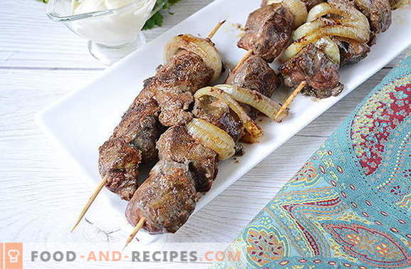 Skewers from the liver in a frying pan or grill: how to cook properly