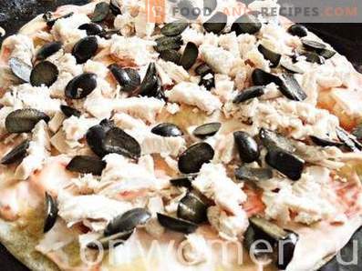 Pizza with chicken and black olives