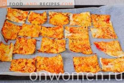 Chips of pita with cheese in the oven