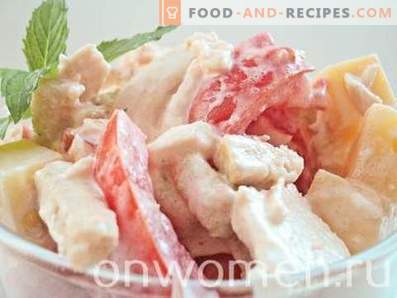 Salad with chicken, cheese, tomatoes and crackers