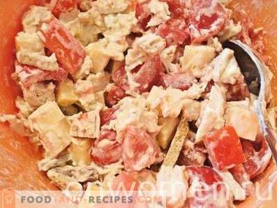 Salad with chicken, cheese, tomatoes and crackers