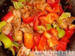 Warm salad of bell peppers and tomatoes with chicken