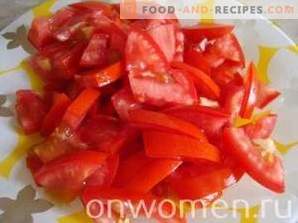 Warm salad of bell peppers and tomatoes with chicken
