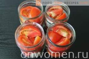 Tomatoes with slices with onions and butter for the winter