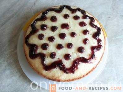 Mayonnaise cake with jam in the slow cooker