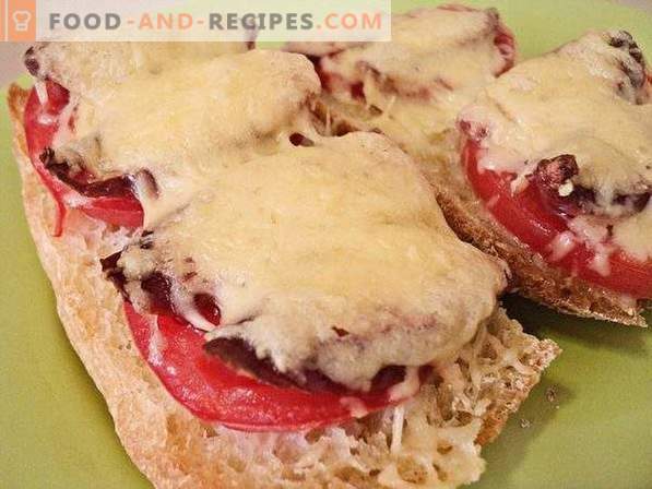 Hot sandwiches with tomatoes and hunting sausages
