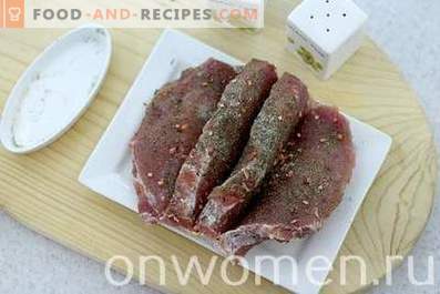 Meat with prunes in the oven