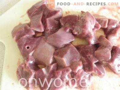 Liver in sour cream with onions and carrots