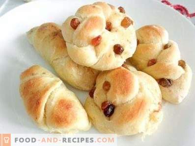 Muffins with raisins from yeast dough