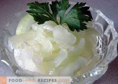 Onions marinated in lemon juice