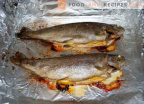 Trout baked in the oven entirely