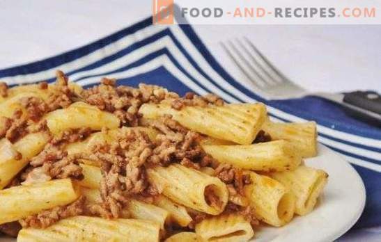 What is the naval pasta different from simple pasta with meat?