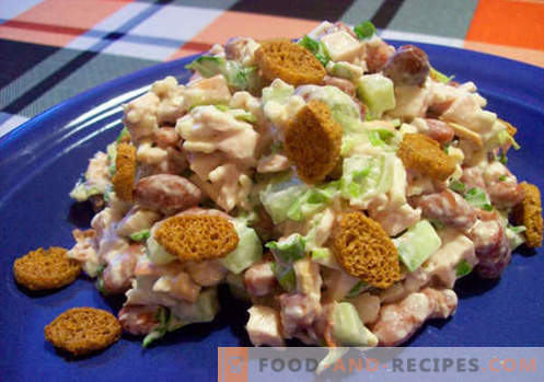 Salad with beans and crackers - proven recipes. How to properly and tasty cooked salad with beans and crackers.