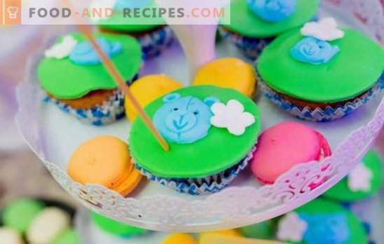 The icing for the cupcakes is a delicious decoration for confectionery. Cooking technology and types of icing for muffins
