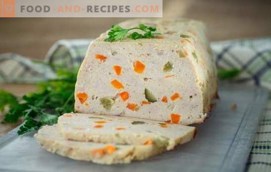 Chicken minced bread - a great sausage replacement! Cooking natural bread from minced chicken with eggs, various vegetables and bacon