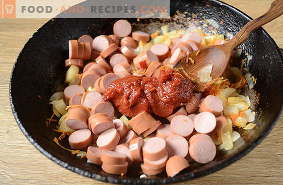 Sausage sauce with tomato paste: delicious “snag”. Step-by-step photo-recipe with tomantho gravy from ordinary sausages