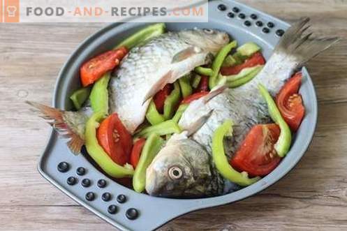 Two of the most delicious and quick recipe for cooking river fish (crucian carp)