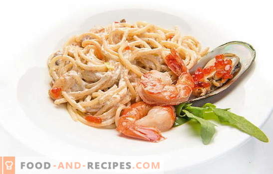 Spaghetti with seafood, tomatoes, cheese, spinach and basil. Recipes for spaghetti with seafood and sauces for them
