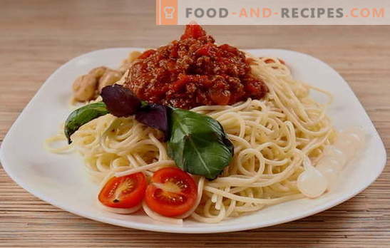 A simple dinner with an Italian flavor - spaghetti bolognese. Vegetarian, classic and spicy spaghetti bolognese